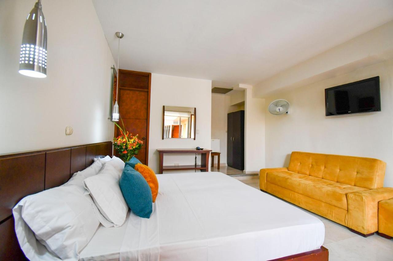 Hotel Monarca Armenia Exterior photo